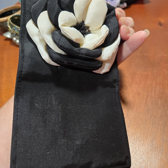 Ladies black wallet with big white and black flower on the front. - Picture 5 of 6